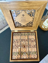 Cargar imagen en el visor de la galería, Baklava Premium 750 Gr. Caja de madera tallada
